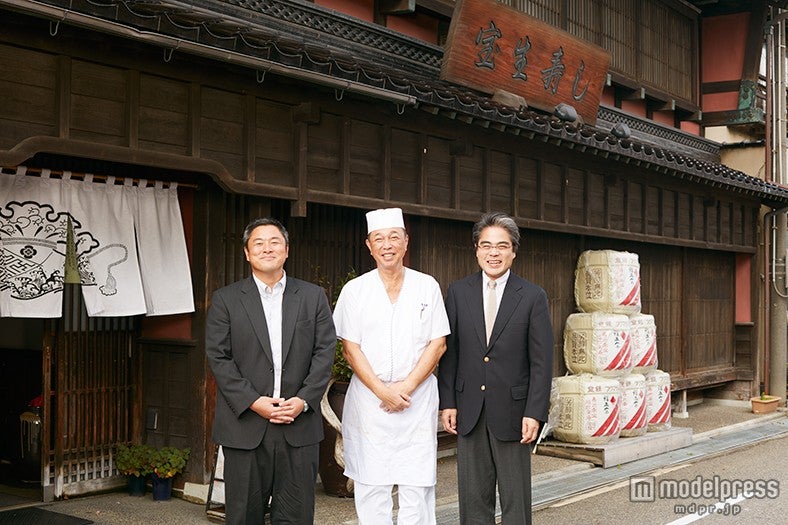 金沢・大野町は江戸時代から醤油で有名。代々残る蔵では今でも醤油を作っている（左から）平野水産の平野雅範（ひらのまさのり）さん、「宝生寿し」の山守閥（やまもりいさお）さん、金沢市観光協会の山崎章（やまざきあきら）さん