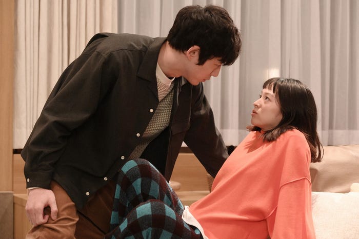 坂口健太郎、清野菜名/「婚姻届に判を捺しただけですが」第4話より(C)TBS
