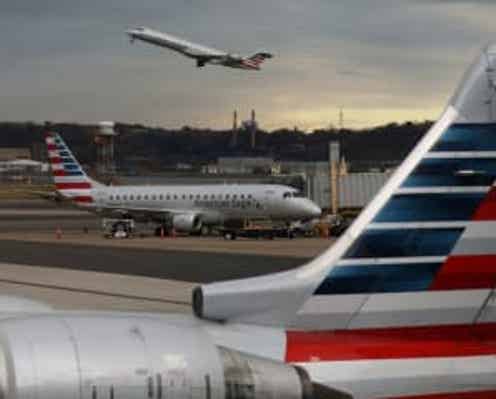 アメリカン航空、第4四半期は損失縮小 年末年始の旅行需要堅調