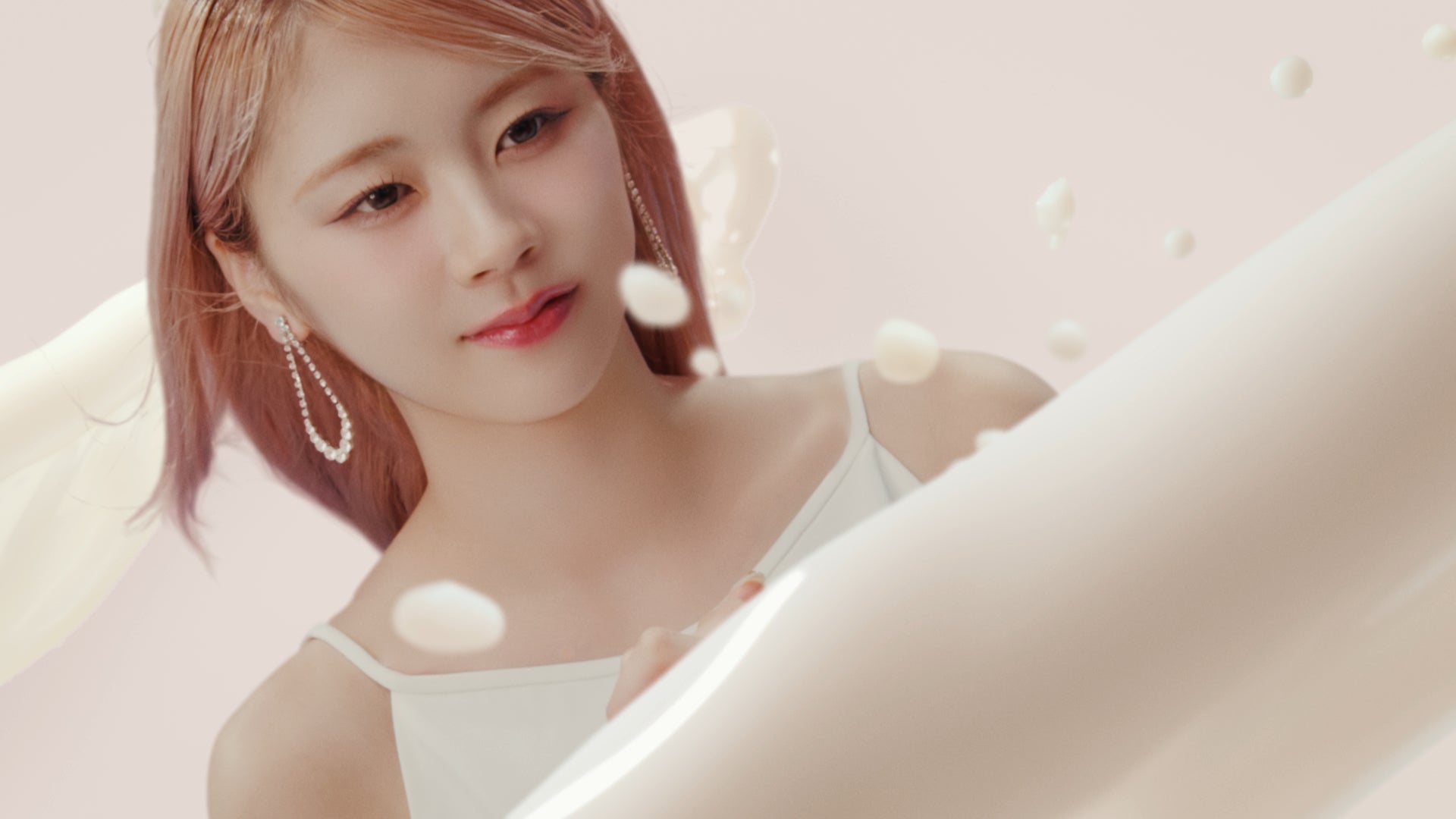 ME:I／新CM「特濃ワンダーランド 特濃ミルク」篇より（提供写真）