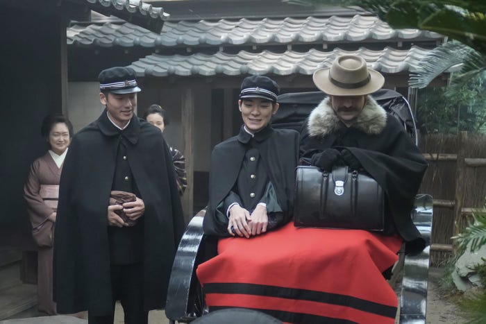 日高由起刀、杉田雷麟、トミー・バストウ「ばけばけ」第96話(C)NHK