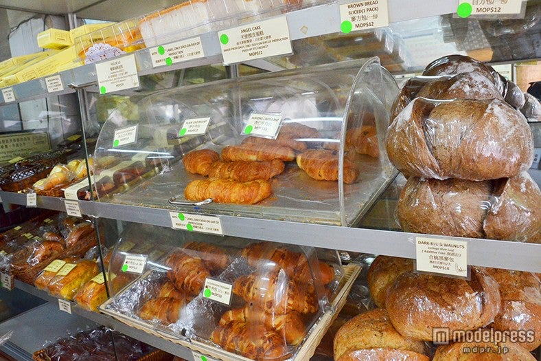 エッグタルトの他にパンも売られている