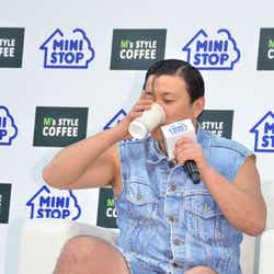 コーヒーを味わうスギちゃん