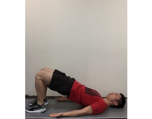 1~2秒かけてお尻を持ち上げる