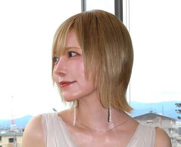 益若つばさ「すごい角度ですね」 真っ白肌と白ワンピの透明感もすごっ！ 岸和田競輪に来場
