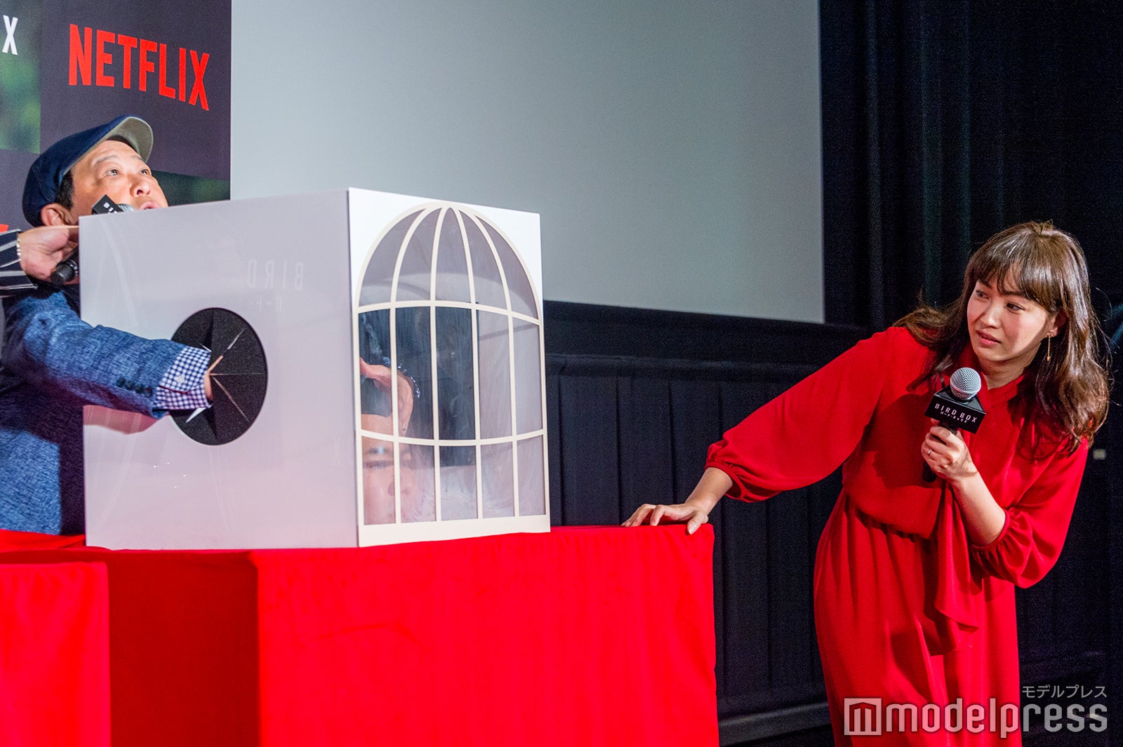 心配そうに見守る藤本美貴（C）モデルプレス