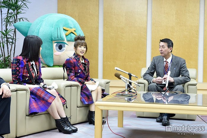 新潟市役所訪問の様子/(左から)横山由依、高橋みなみ、篠田昭市長(C)AKS