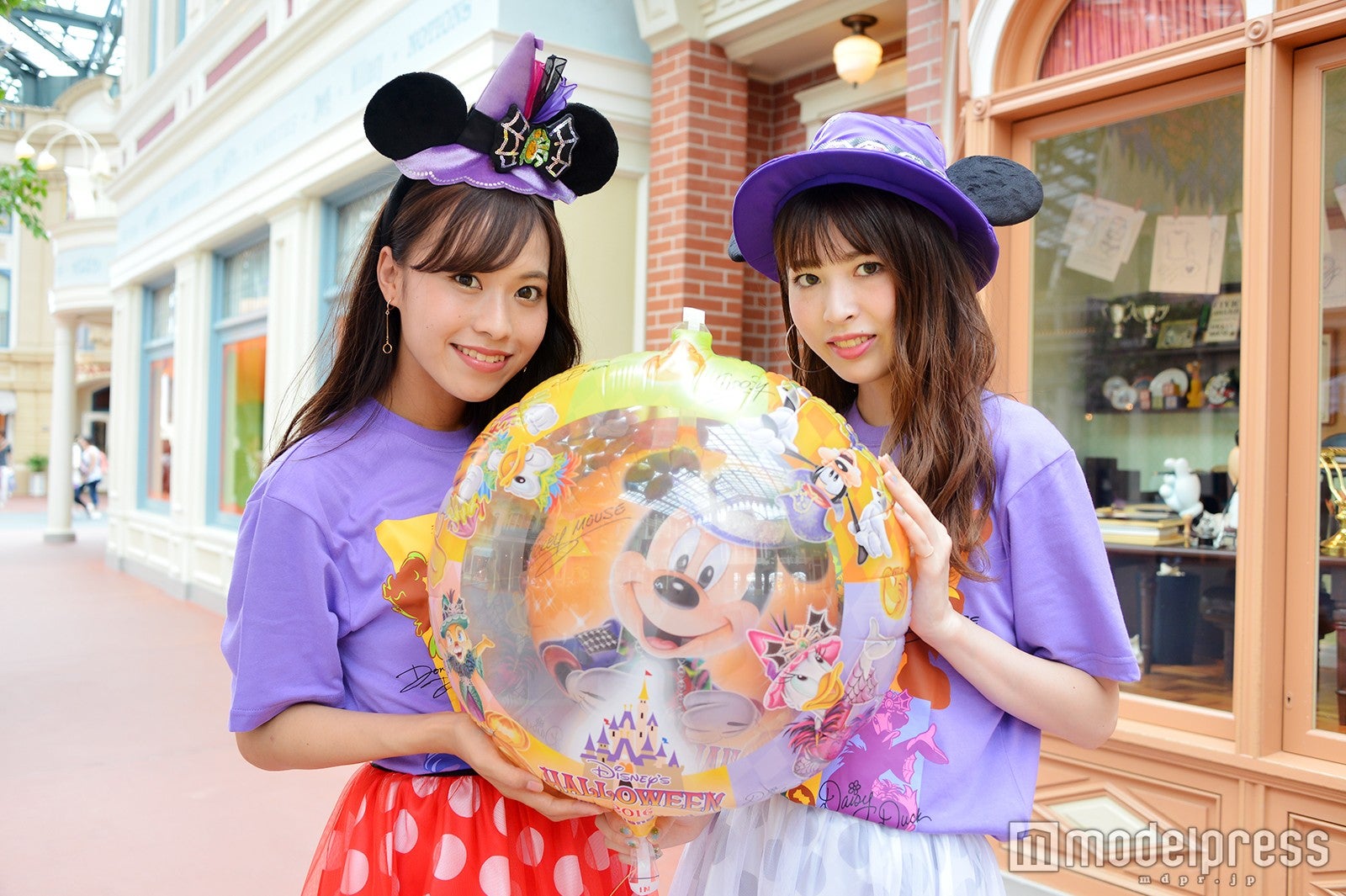 バルーン／モデル：山本沙樹（左）、田方萌子（右）／（C）モデルプレス