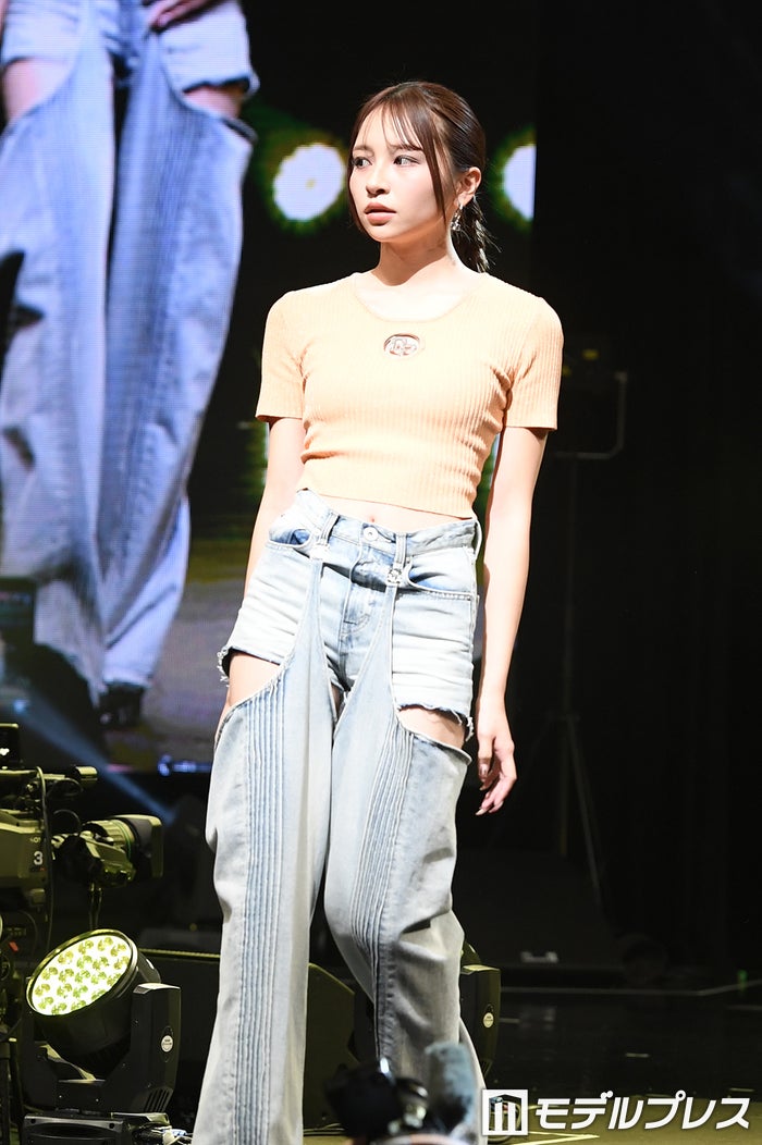 「今日好き」土屋惺来、クロップド丈×サイドカットデニムから美スタイル輝く「脚長すぎ」「見惚れた」と反響【学生ランウェイ】