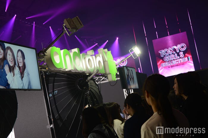 プロモデルの歩くランウェイを見ながら、自分もモデル気分になれる