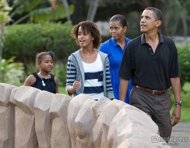 2010年のオバマ家の冬休み。ホワイトハンドギボンというテナガザルを見ているところ。Photo：ロイター/アフロ