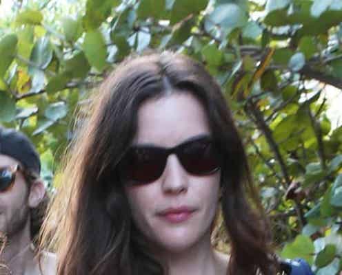 オーランド・ブルームとの交際が噂されるリヴ・タイラーをエスコートする男性