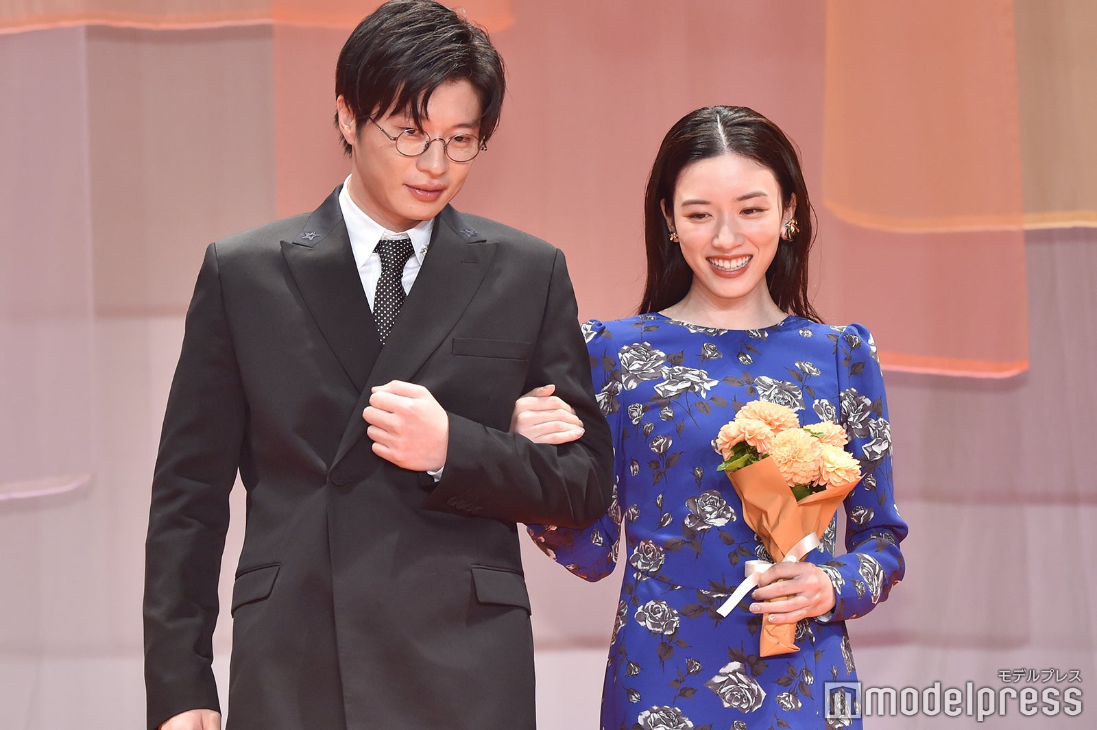 共に階段を降りる田中圭、永野芽郁 （C）モデルプレス