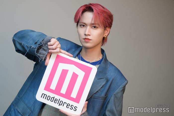 「夜きみ」ポーズでモデルプレスロゴを持ってくれた白岩瑠姫(C)モデルプレス