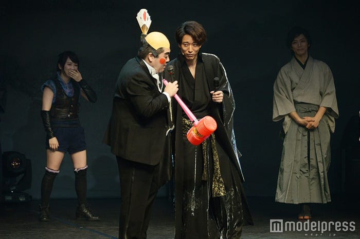 続けて歌うよう要求される浅香航大(C)モデルプレス