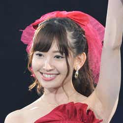 昨年のじゃんけん大会で、赤いドレスで勝負に挑んだ小嶋陽菜