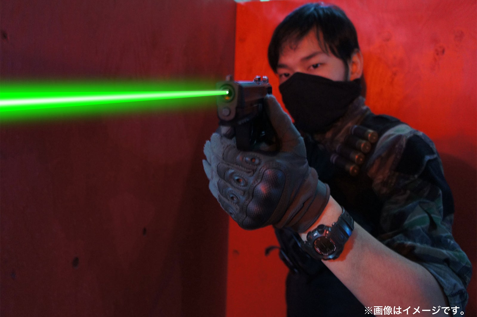 弾道がレーザー光線のように走る／画像提供：ASOBIBA