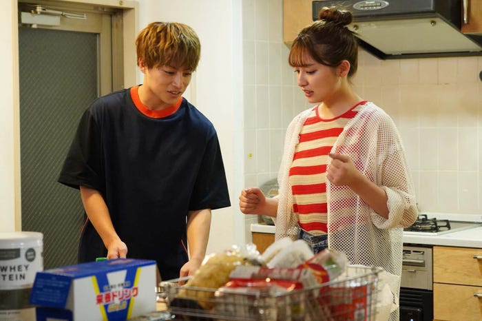 白濱亜嵐、吉川愛「真夏のシンデレラ」第10話より(C)フジテレビ