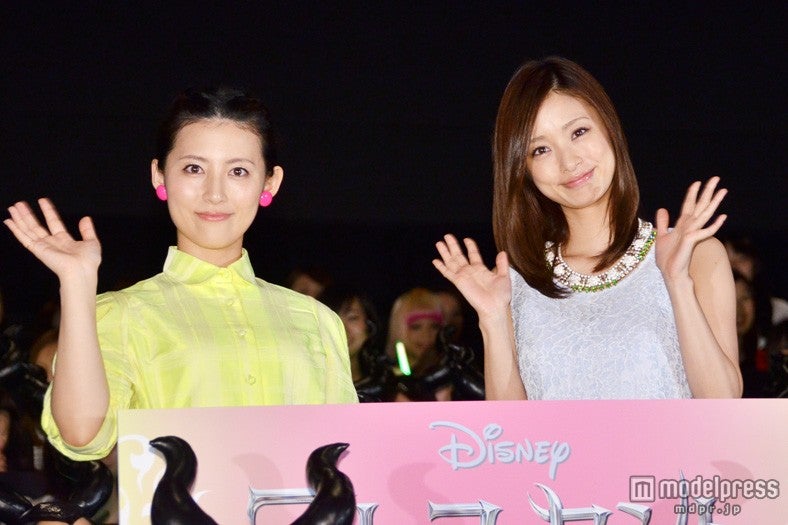 上戸彩（右）と福田彩乃（左）