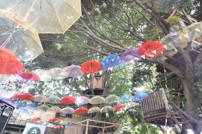 梅雨のお出かけは虹色の“傘の森”へ！千葉「椿森コムナ」を200本の傘がカラフルに埋め尽くす／画像提供：拓匠開発