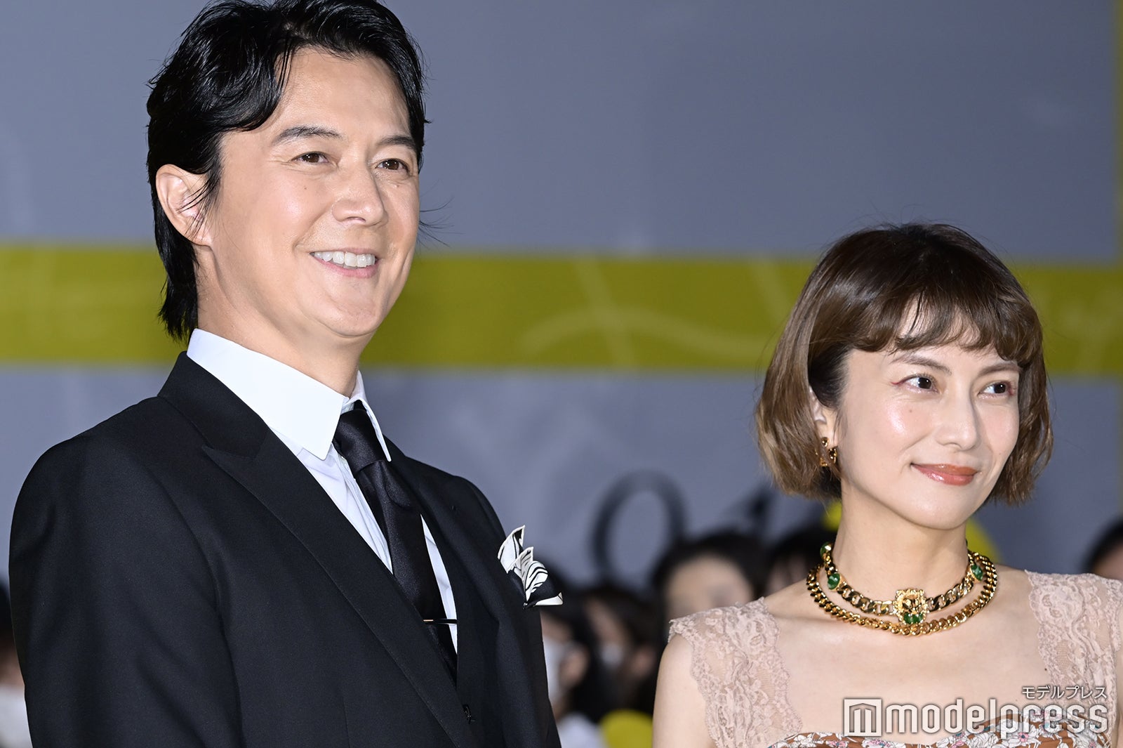 柴咲コウ、美背中際立つドレスで登場 “湯川先生”福山雅治との再会回顧「緊張しました」＜沈黙のパレード＞