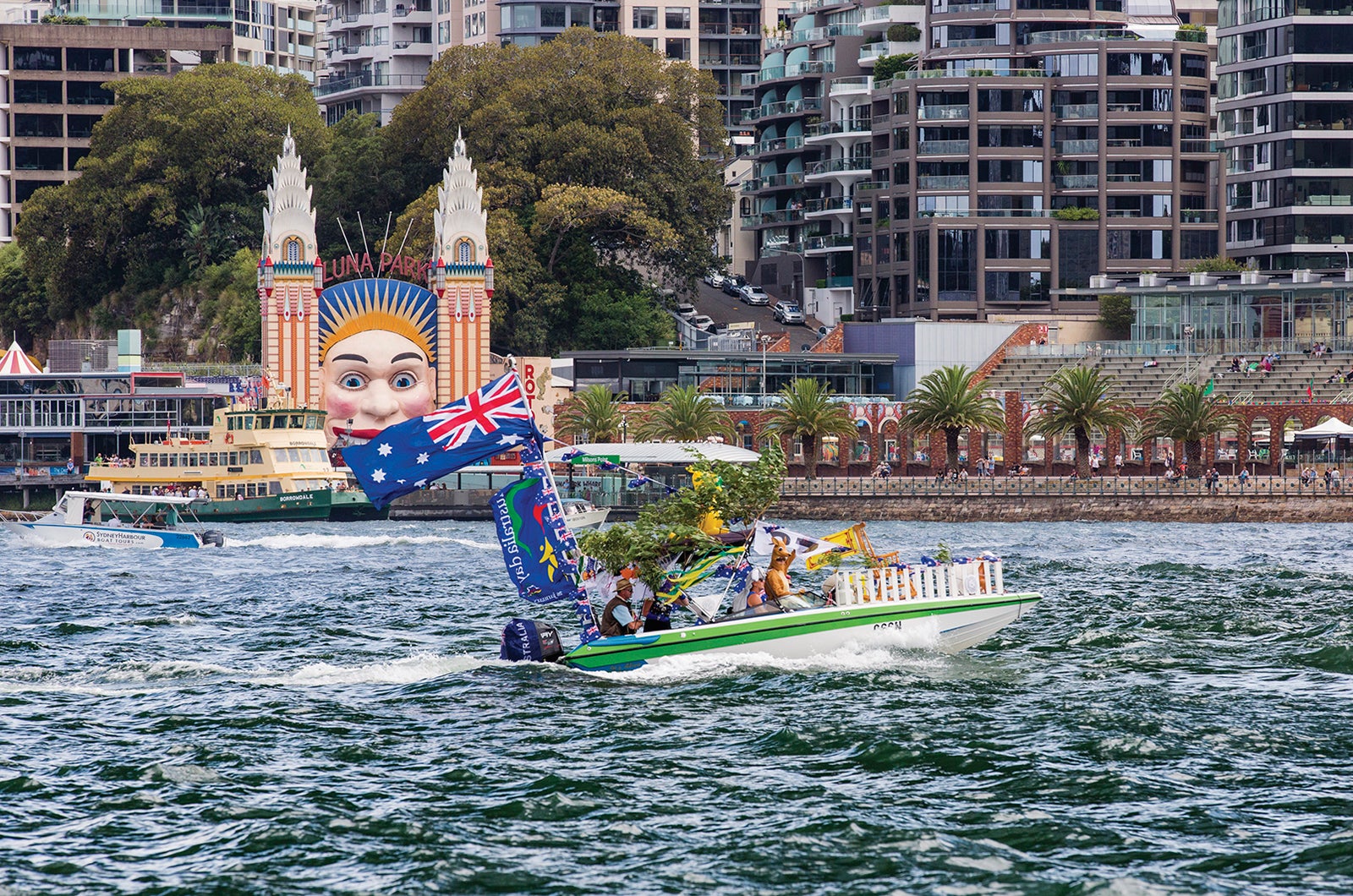 シドニー湾から眺めるルナ・バーク、写真におさめたくなる顔のインパクト／Destination NSW