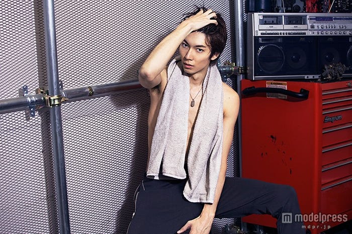 上半身裸でワイルドな姿を披露した鮎川太陽