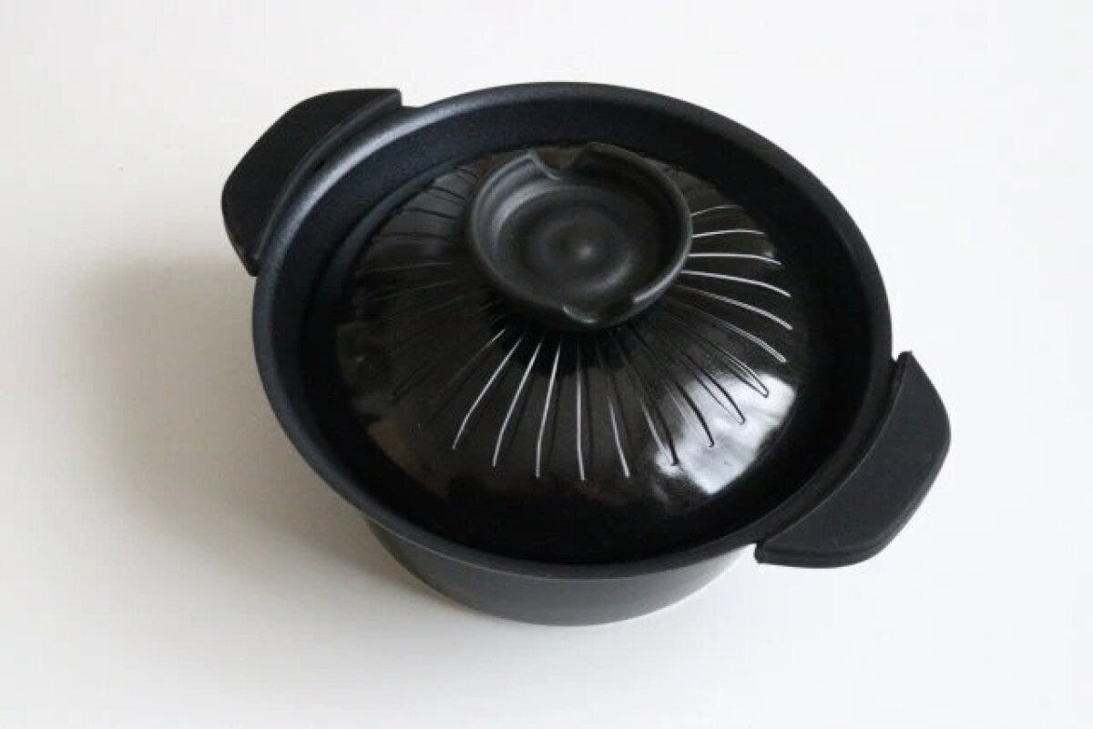 ダイソー　土鍋風アルミ卓上鍋（黒、IH対応、シリコーンカバー付）