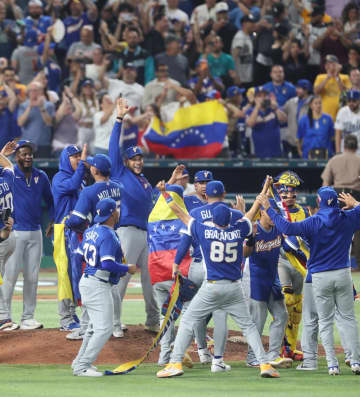 あっ！WBC準決の球場で踊りまくる日本女優が！ビジョン映りまくる 白T＆デニムで「応援めちゃ×2楽しい」ベネズエラ応援団とノリノリ