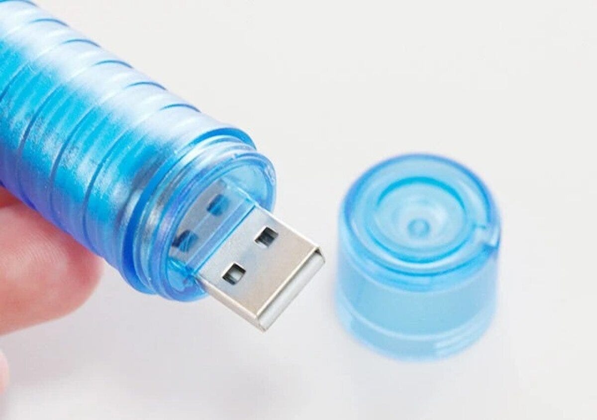 キャップを外してUSB端子が見える青いLEDライト