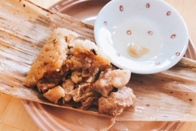 業務スーパーの豚ちまきを酢と辛子で食べる