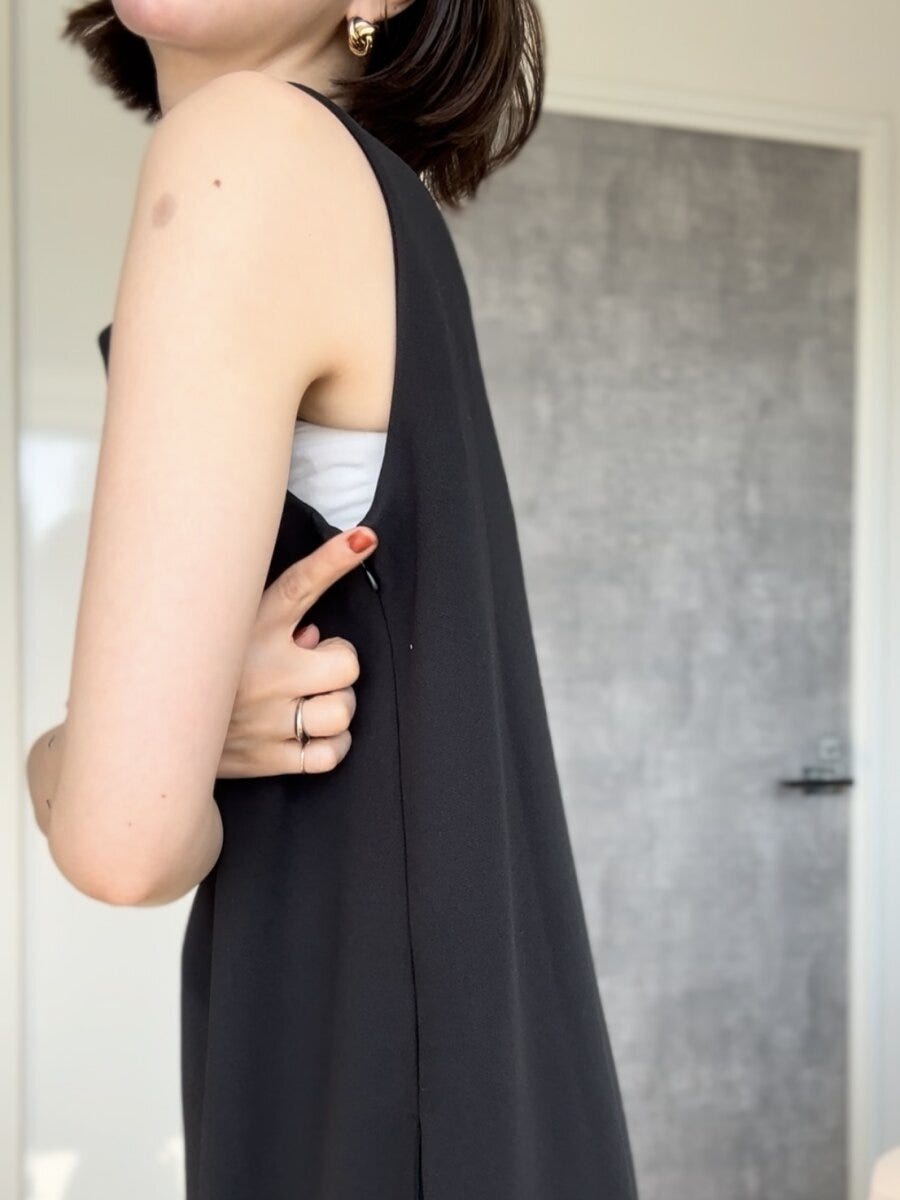 ユニクロクレープジャージーワンピースノースリーブ　ファスナー部分