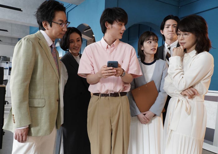(左から)おいでやす小田、山口紗弥加、藤原大祐、小芝風花、前田公輝、石田ゆり子「転職の魔王様」第3話より(C)カンテレ