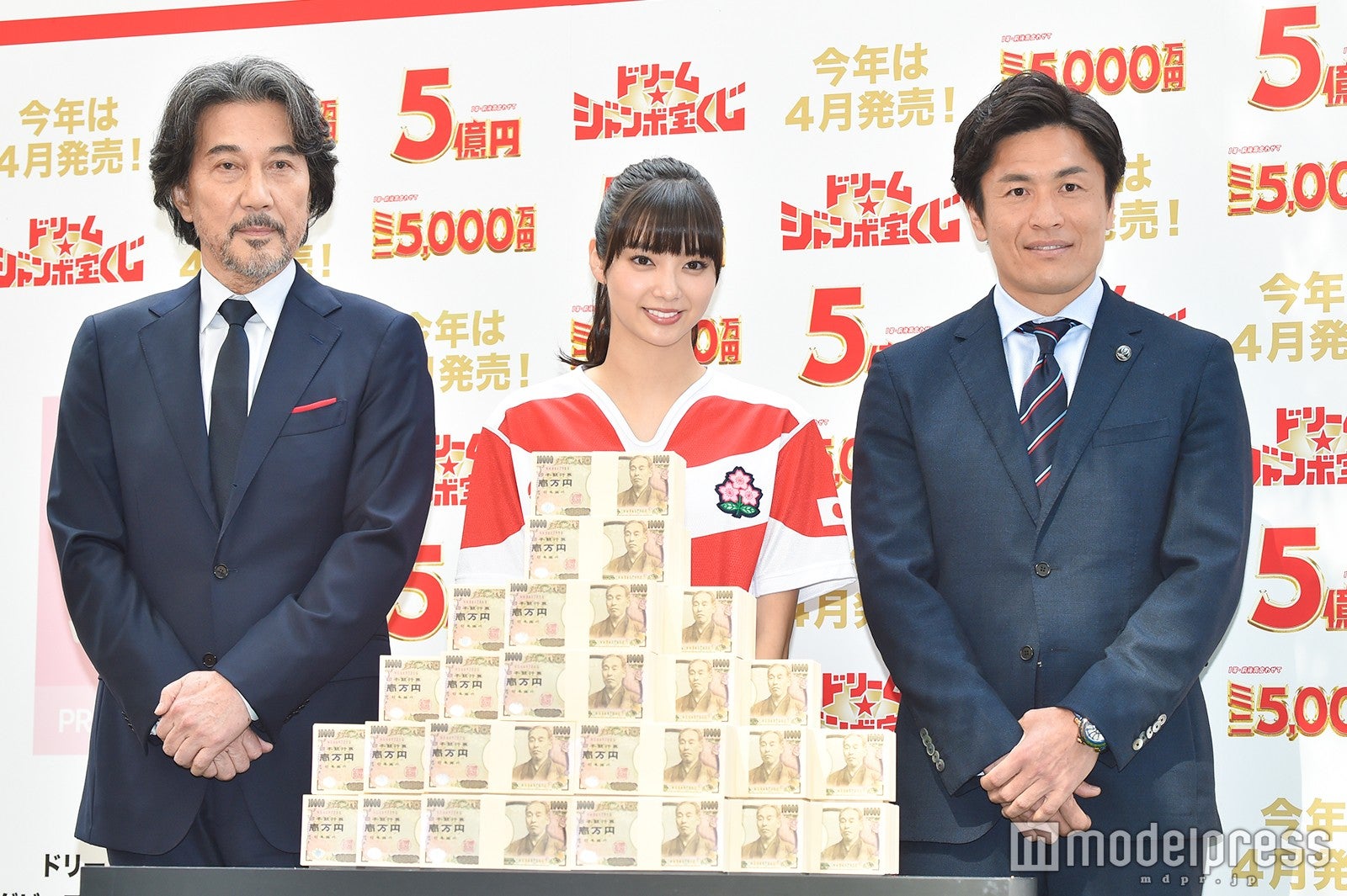 役所広司、新川優愛、大畑大介氏 （C）モデルプレス