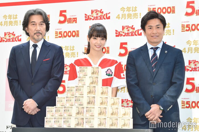 役所広司、新川優愛、大畑大介氏 (C)モデルプレス