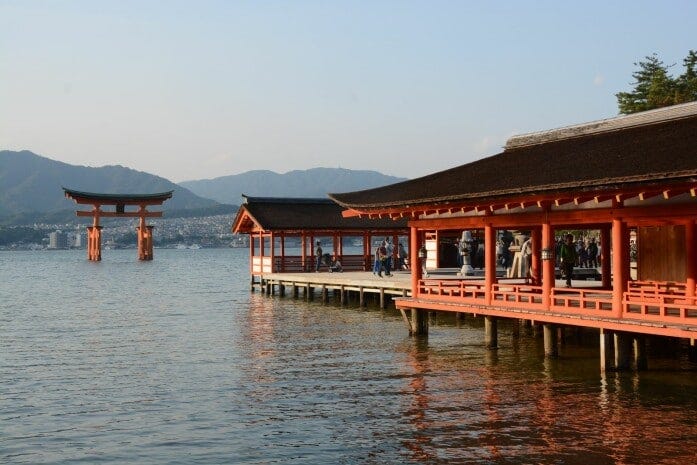 世界遺産に登録されている厳島神社（宮島）へも広電に乗って行ける