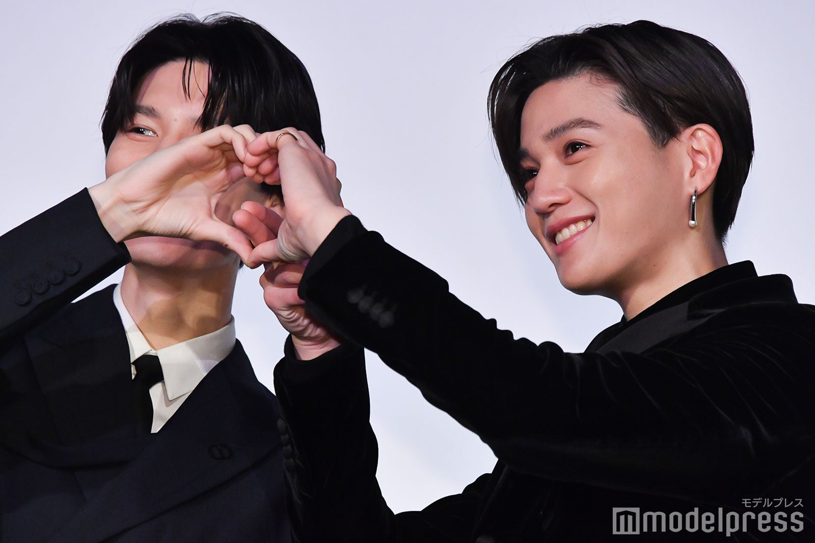 萩原利久、ハートの間からバキュンと撃ってくれる八木勇征（C）モデルプレス