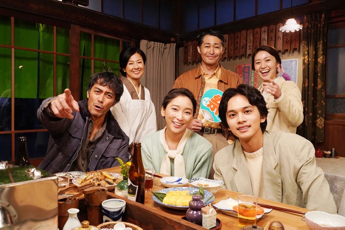 (左から時計回りに)薬師丸ひろ子、安田顕、大島優子、北村匠海、杏、阿部寛(C)2022「とんび」製作委員会