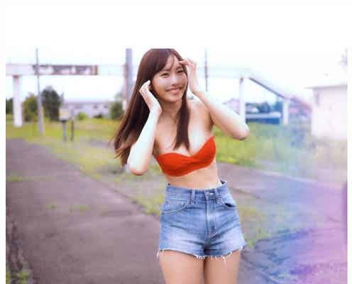 佐野ひなこ、美バスト揺れる動画公開で反響 くっきり腹筋にも釘付け