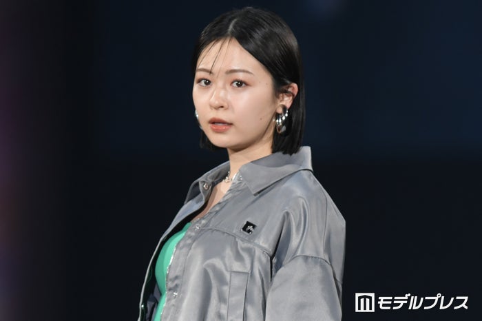 莉子、差し色おしゃれなスポーティコーデで登場【札幌コレクション2024SS】