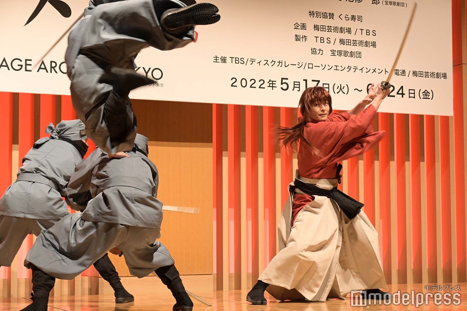 殺陣を披露する小池徹平（C）モデルプレス