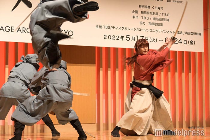 殺陣を披露する小池徹平(C)モデルプレス