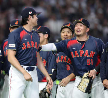 大谷翔平 試合後のほっこりシーンに大注目w整列で代表者譲り合い→大谷は頑なに拒否→隣の山本由伸を差し出す ナインも爆笑「結局山本」「おもろすぎる」