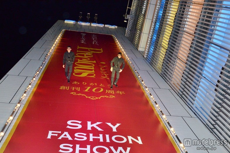 空中ファッションショーの様子