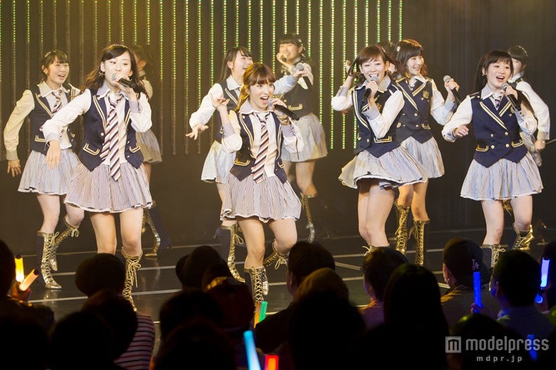 梅田彩佳（左から2人目）が初登場　NMB48チームBⅡの3rd stage「逆上がり」初日の様子（C）NMB48