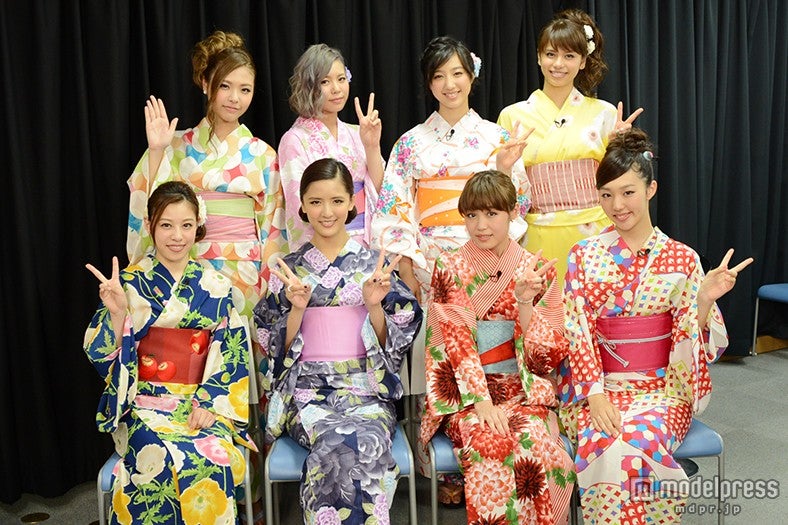 Flower（前列左より）中島美央、藤井萩花、鷲尾伶菜、重留真波（後列左より）武藤千春、市來杏香、坂東希、佐藤晴美