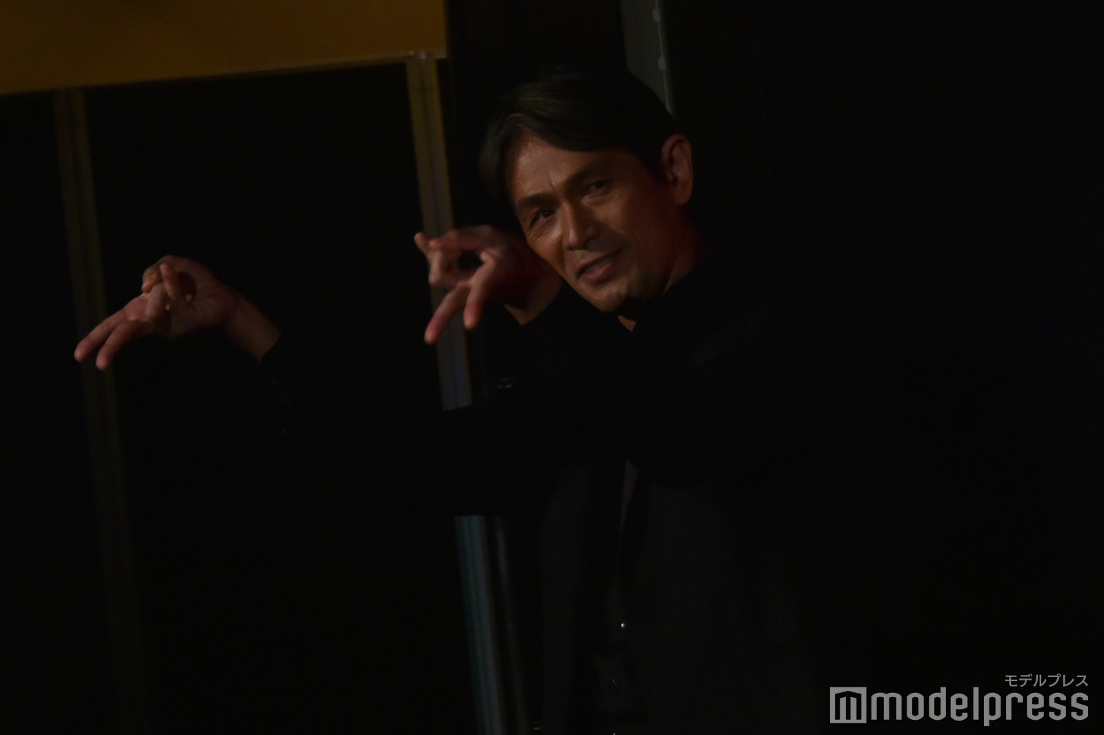 ギャルピースを決めた江口洋介（C）モデルプレス