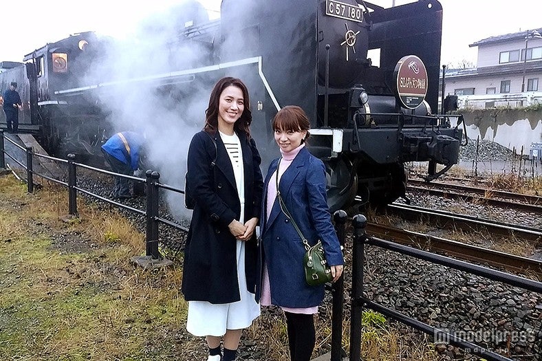 （左から）遼河はるひ、保田圭／画像提供：テレビ東京