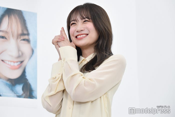 リクエストに応えて必殺技「ズッキュン」を披露する秋元真夏(C)モデルプレス