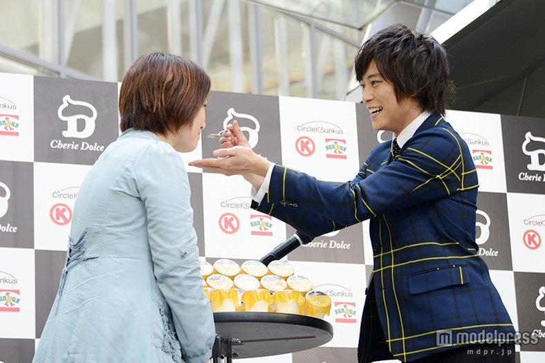 「お仕事お疲れさま」という言葉をかけ、「あ～ん」とファンに一口サービス